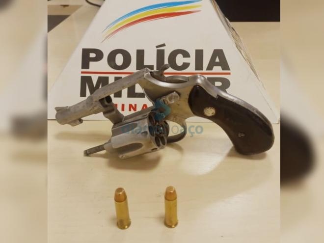O revólver apreendido pelos policiais militares nas buscas realizadas em uma borracharia