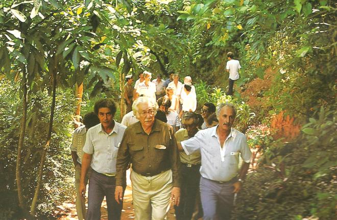 O renomado paisagista Roberto Burle Marx, acompanhado à  esquerda por Farias e à esquerda, Oduvaldo Molica, atrás o então prefeito Jamil Selim de Sales, Zé Maria e o fotógrafo Gravatinha    
