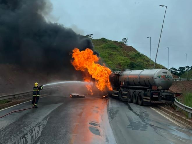 Incêndio exigiu a ação do Corpo de Bombeiros, que conseguiu controlar as chamas.