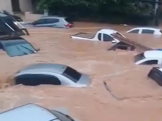 Chuvas arrastaram carros em cidades do Espírito Santo