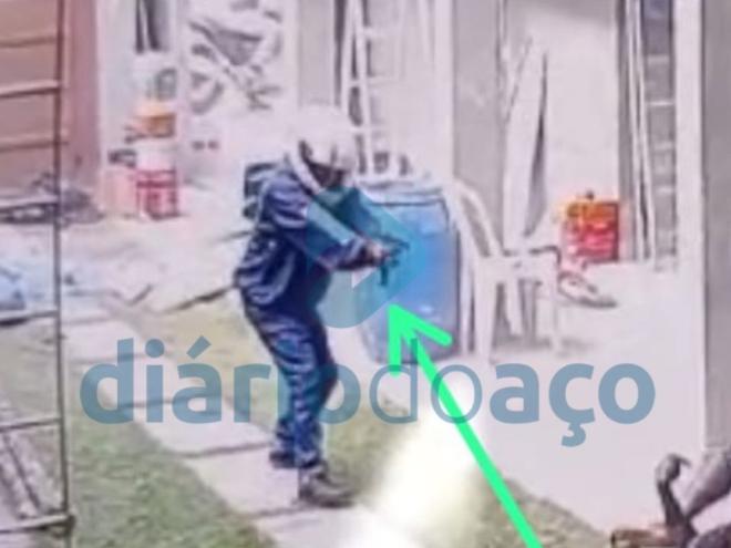 Imagens mostram que arma usada no crime tem as mesmas características da arma aprendida neste sábado