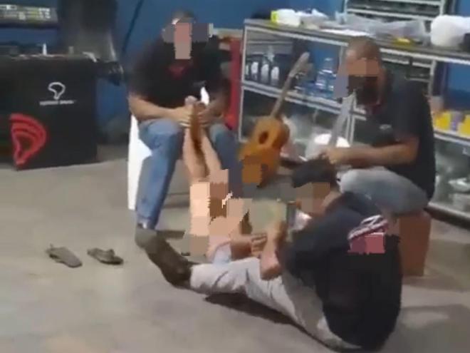 Vídeo foi gravado em uma oficina mecânica há 30 dias, mas só agora chegou ao conhecimento da polícia