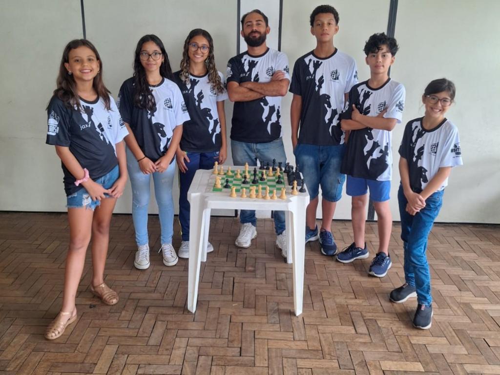 Os alunos integram a Escola Municipal Padre Cícero de Castro e o Colégio São Francisco Xavier