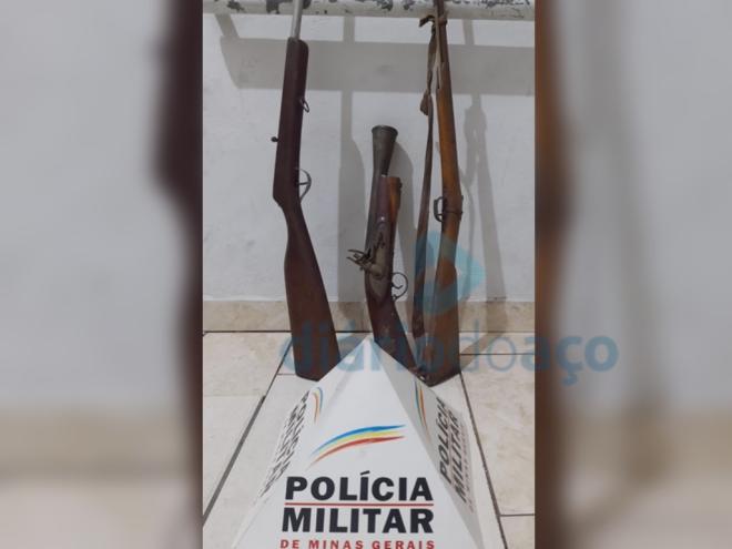 As armas apreendidas pela Polícia Militar durante o registro do furto