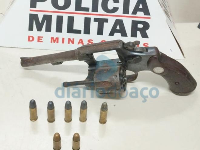 O revólver apreendido durante o cerco à casa dos adolescentes em Ipaba