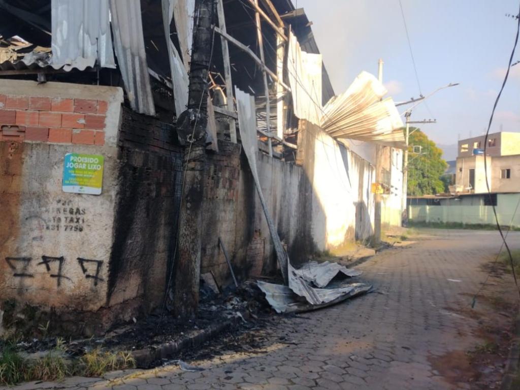Levantamentos indicam que sofá velho, incendiado do lado de fora foi o causador do sinistro 