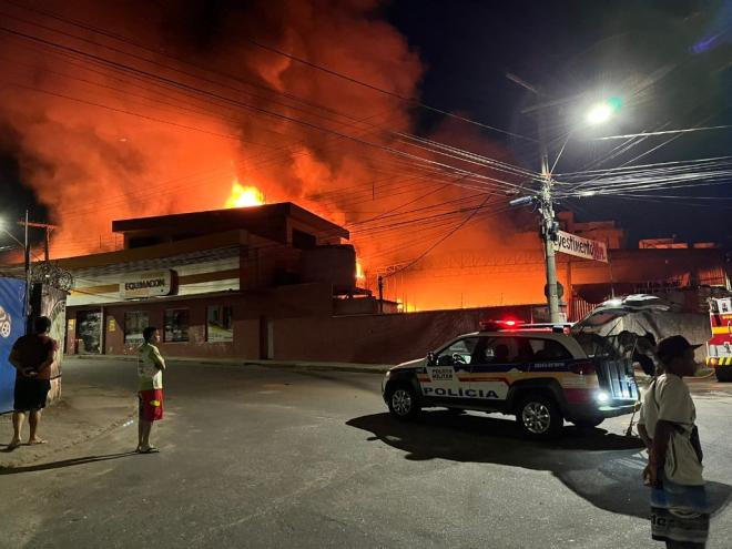 Com riscos do incêndio se espalhar para residências vizinhas, bombeiros fizeram evacuação de residências 