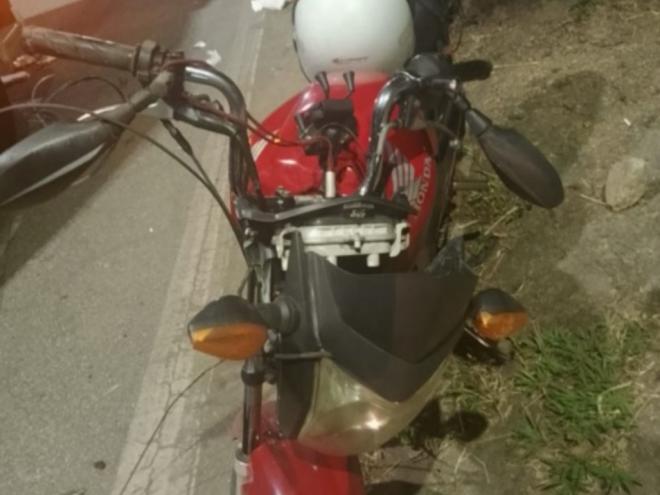 Pedaços de fios telefônicos ficaram agarrados no guidon da motocicleta
