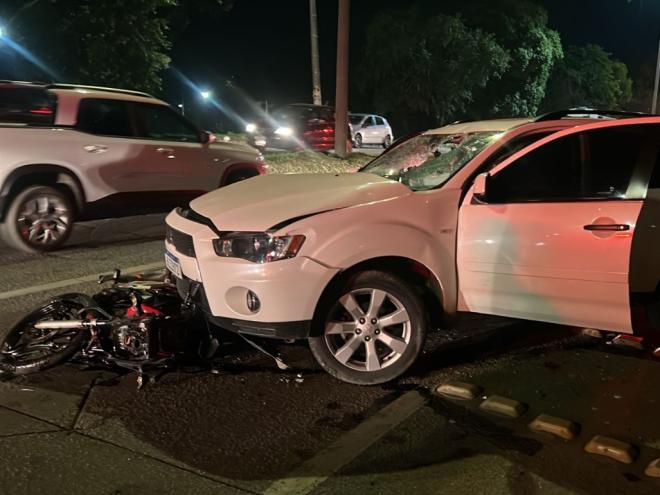 A condutora do Mitsubishi teve ferimentos leves, foi atendida pelo Samu e conduzida para um hospital; Já o motociclista morreu no local 