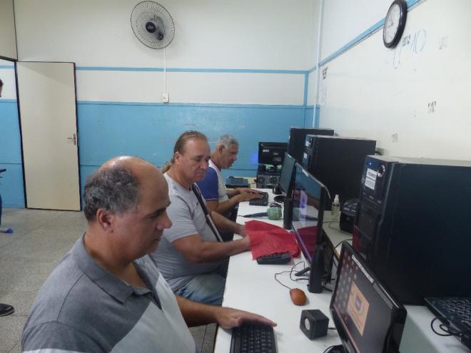 No grupo de alunos com deficiências visuais, também são atendidos adultos