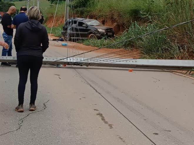 Com o impacto do Ecosport, poste foi partido e caiu na pista da MG-232
