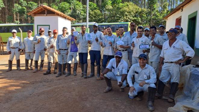 Empresa disponibiliza transporte para os funcionários que atuam na área florestal vacinarem no Escritório Regional