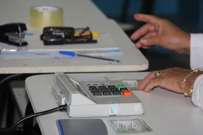Para ter acesso a recursos de acessibilidade, o eleitor com deficiência visual deve contatar a equipe de mesários 