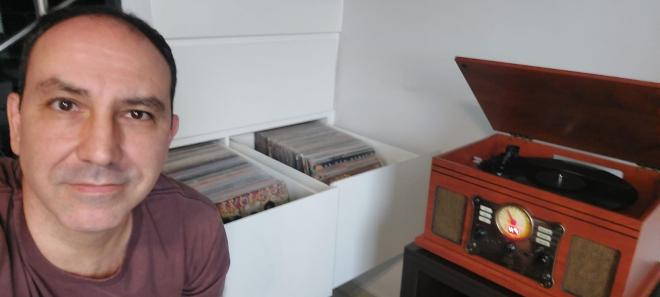 Fred ao lado de sua fiel vitrola e de seus discos