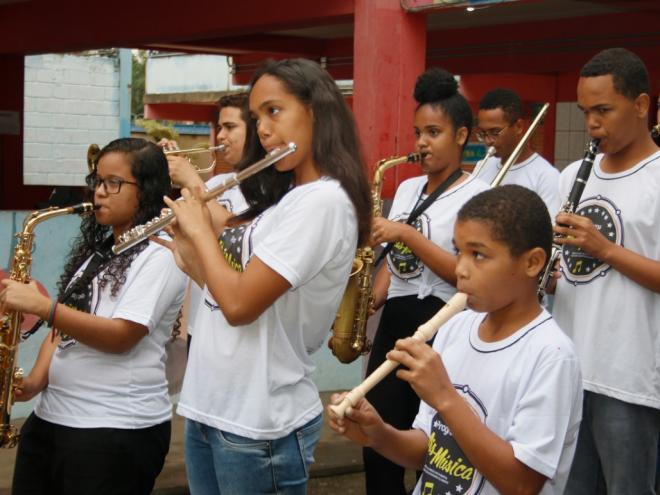 Os alunos têm contato direto com os instrumentos