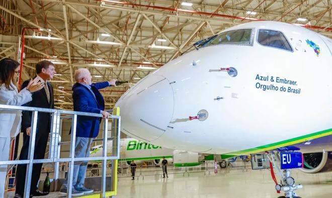 Segundo a Azul, o E2 da Embraer tem capacidade para 136 passageiros, e é a maior e mais moderna aeronave fabricada no Brasil