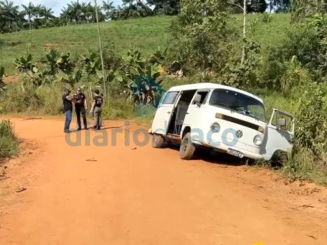 A kombi abordada na área rural de Santa Rita de Minas transportava apanhadores de café, um dos ocupantes era o alvo dos marginais e houve intensa troca de tiros 