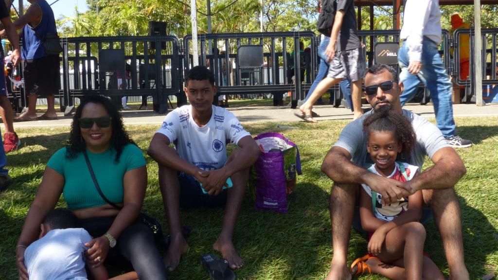 Cláudio Domingues dos Santos, 37, motorista. A festa foi muito boa, a população lotou o Parque Ipanema. É muito especial vir com meus familiares para comemorarmos juntos o aniversário da cidade. Eu fui no show do Dunga, da Maria Marçal. Voltei para o show do Di Paullo e Paulino e irei no César Menotti e Fabiano. Ficarei aqui o dia inteiro, vou para a casa só tomar um banho e voltar”.