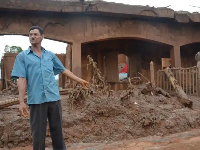 Mariana - João Leôncio Martins mostra sua casa no distrito de Bento Rodrigues, atingido pelo rompimento de barragem da Samarco