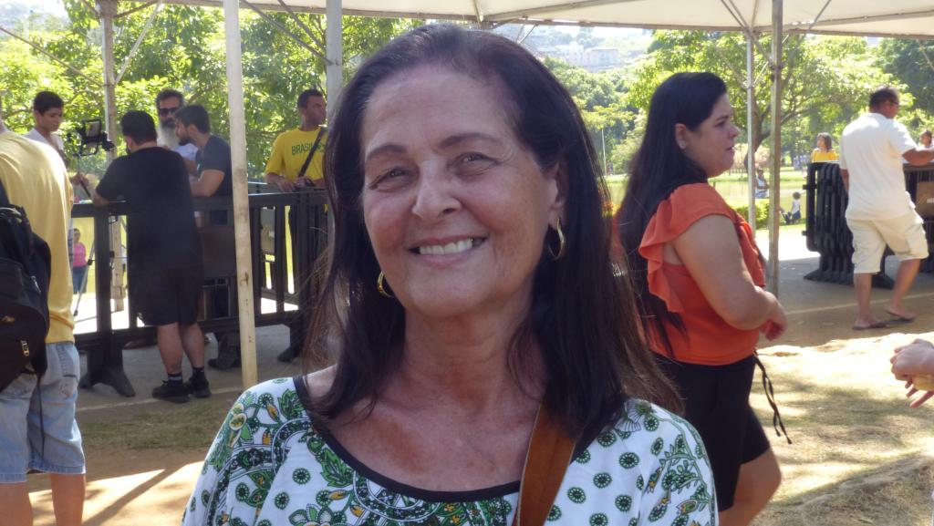 Suely Lopes, 71, aposentada e empresária.  Percebo que a situação que estamos vivendo hoje em dia é diferente. O Dia do Trabalhador deveria ter muitas comemorações, mas estamos com muita dificuldade de encontrar esse trabalhador. Então temos que rever esses conceitos para retornar com o bom mercado de trabalho. Não estamos conseguindo mão de obra. Sou aposentada e meu marido também, mas nós oferecemos trabalho. Sempre fui empresária. Atualmente, na área de construção, no mercado informal”.