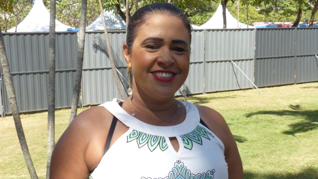 Daisy Gonçalves Soares Santos, 50, cuidadora.  Para mim, o Dia do Trabalhador não é somente o 1º de maio. Nós merecemos ser celebrados todos os dias. Para mim, o mercado de trabalho está excelente. Hoje eu sou cuidadora, mas também já trabalhei na avenida 28 de Abril, no Centro. Eu era vendedora. O comércio está fornecendo bastante trabalho, as pessoas que não querem trabalhar. Comecei a trabalhar cedo, minha carteira foi assinada com 14 anos”. 