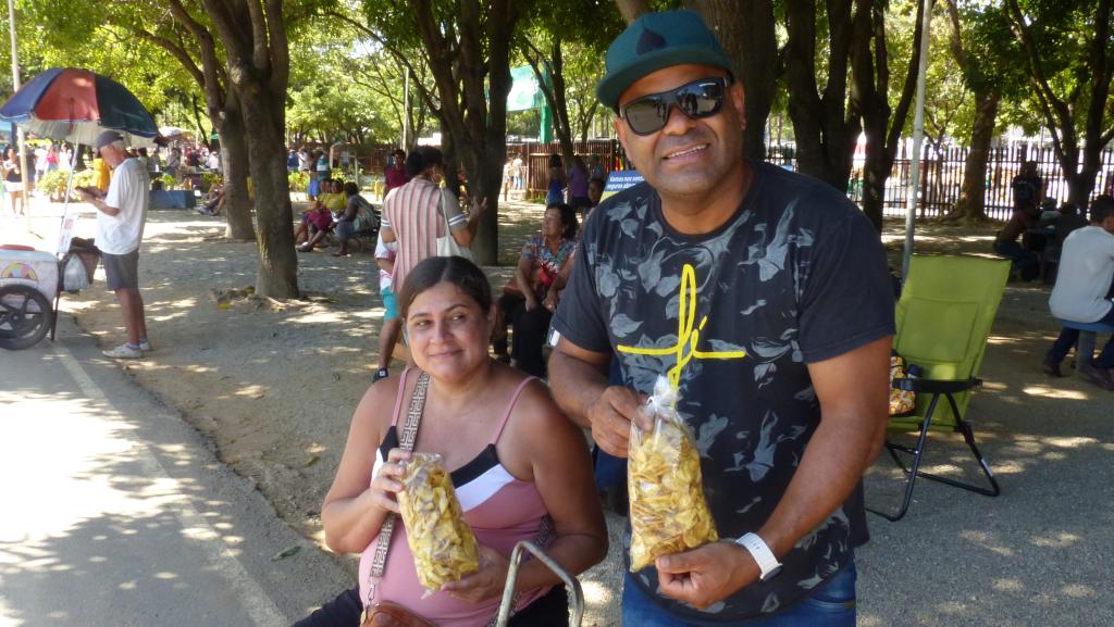 Eder Lopes, 40, vendedor.  O Dia do Trabalhador é um dia muito especial para quem trabalha. Ainda mais para quem mora em Ipatinga. Todo mundo tira seu dia para vir ao Parque Ipanema. Essa data é muito boa para os comerciantes, que trazem seus quitutes, bolos, biscoitos e bananinhas fritas. Em questões de melhorias, acho que poderíamos ter mais qualidade de vida. No parque, por exemplo, seria bom colocar mais dias de coleta de lixo. Ajudaria tanto quem vende quanto quem passeia”. 