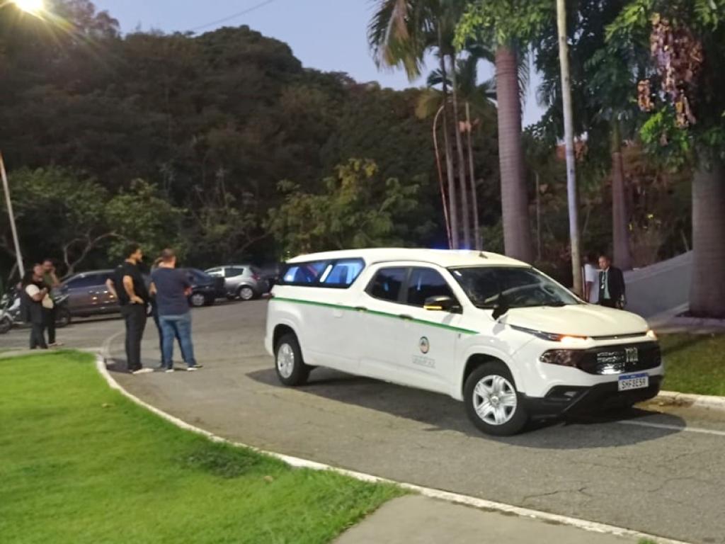 O momento que chegou o corpo de Max para ser velado na capela do Cemitério Parque Senhora da Paz