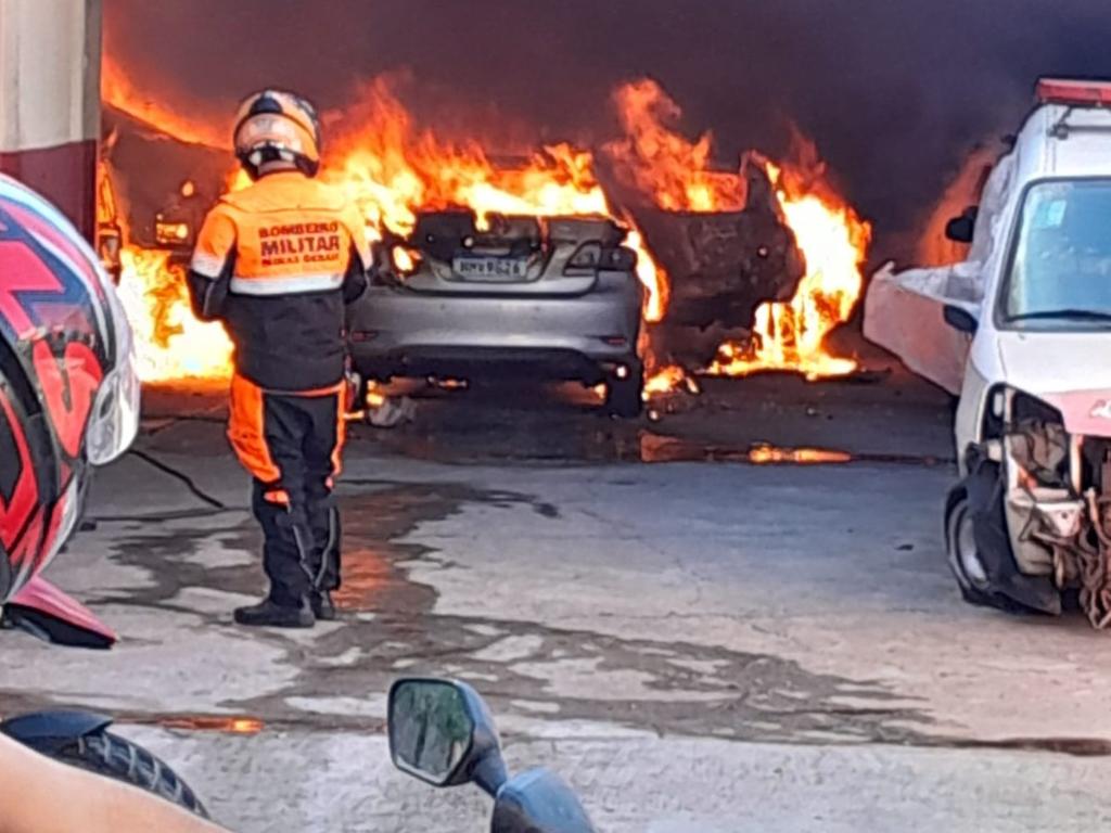 Suspeita-se que incêndio tenha se iniciado na parte elétrica desse Toyota Corolla