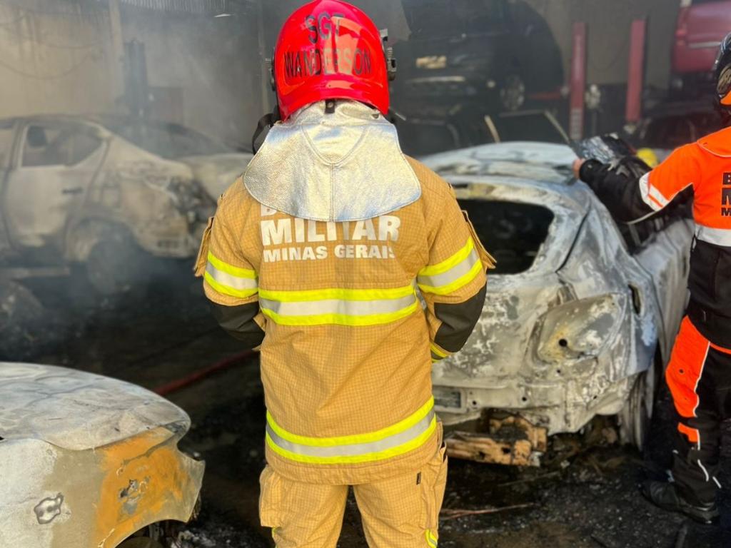 Bombeiros contaram com a ajuda de equipes de Timóteo e Coronel Fabriciano e um caminhão pipa com água foi enviado pelos Bombeiros da Usiminas
