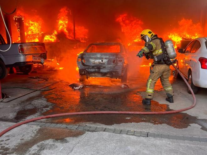 Bombeiro faz combate direto às chamas no interior do centro automotivo  no Jardim Panorama