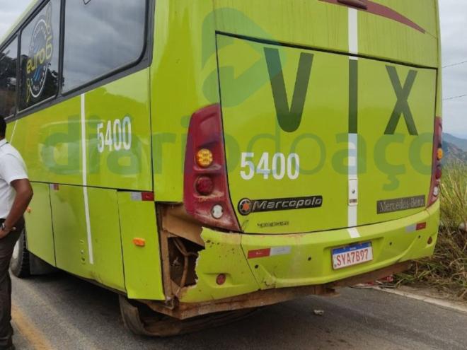 Escort atingiu traseira do ônibus que descia trecho da MG-758 entre Açucena e Belo Oriente 