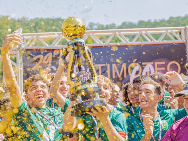 Na categoria Sub-14, quem fez a festa foram os jogadores do Porto Vitória