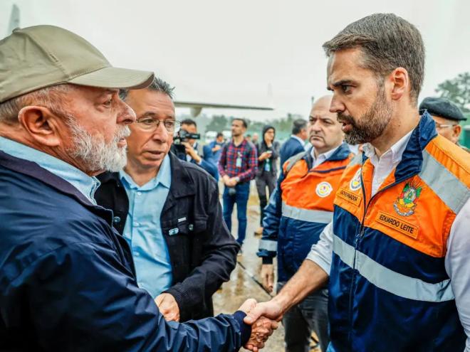 Presidente da República, Luiz Inácio Lula da Silva, é recebido pelo governador Eduardo Leite, na chegada à Base Aérea de Santa Maria (RS).?Foto: Ricardo Stuckert