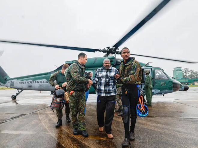 Resgate de pessoas afetadas pelas chuvas no Rio Grande do Sul, na Base Aérea de Santa Maria - RS. Foto: Ricardo Stuckert / PR