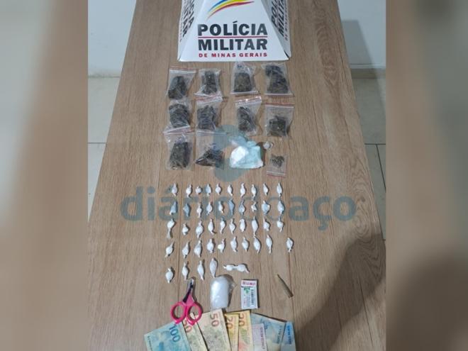 As porções das drogas apreendidas depois da abordagem aos três suspeitos 
