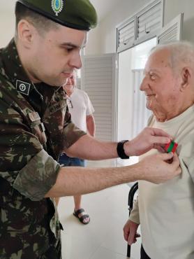 “Raimundo do sr. Paulo” recebeu do tenente Daniel Souto a medalha de tributo à FEB
