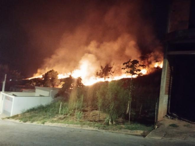 As chamas se espalharam rapidamente pelo matagal nas proximidades de várias casas