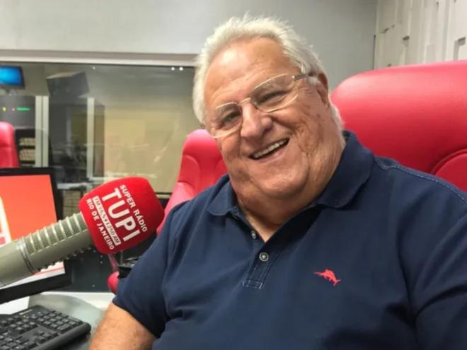 Apolinho, considerado um dos maiores comunicadores da radiodifusão brasileira, era comentarista e apresentador na Super Rádio Tupi