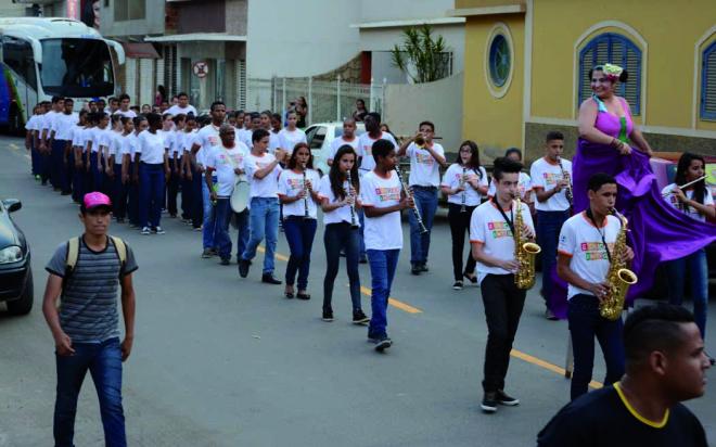 Cortejo com a banda municipal de estudantes da rede municipal de Ipatinga