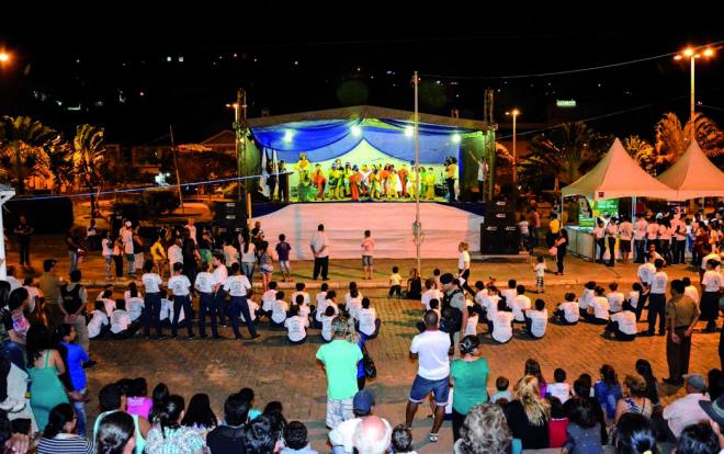 Apresentações teatrais e artísticas divertiram o público na praça