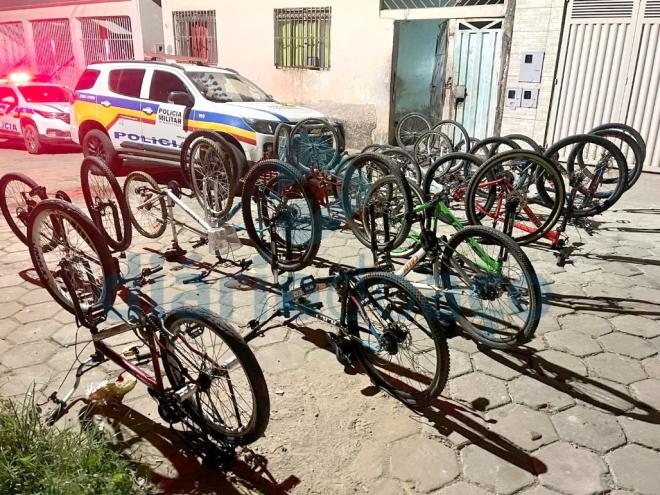 As bicicletas recuperadas pela Polícia Militar estavam em um lote, quase todas em um barranco