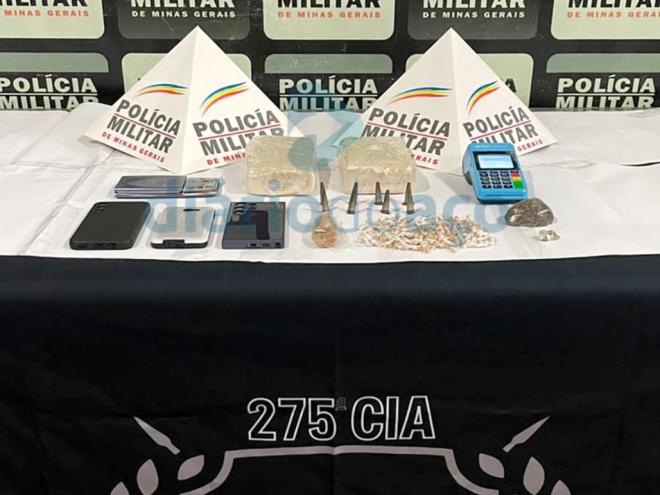 As porções de drogas apreendidas durante a operação policial no Melo Viana, em Coronel Fabriciano