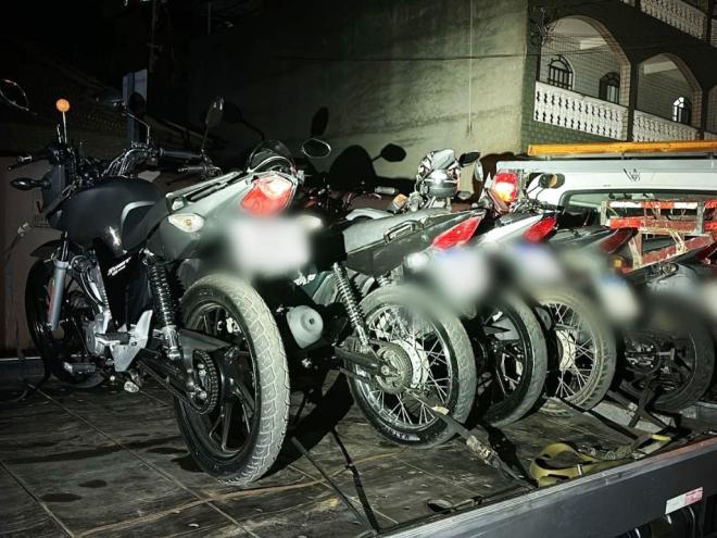 De um total de oito motoqueiros, quatro foram abordados, quatro motos foram apreendidas e dois dos envolvidos foram detidos 