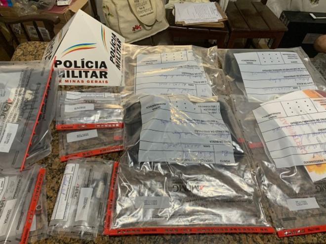 Na casa do suspeito, em Divino, na Zona da Mata, foi apreendido vasto material contendo cenas de nudez e de sexo explícito envolvendo crianças e adolescentes.