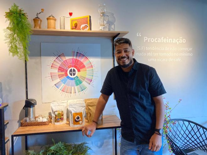 João Cláudio é Q-Grader e mestre de torra de cafés
