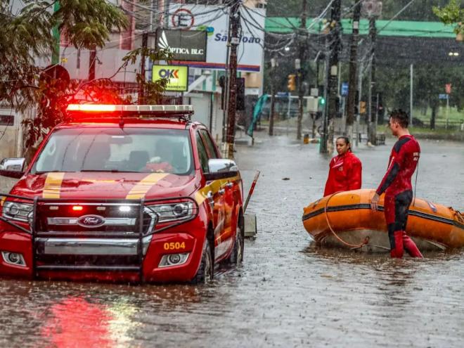 Após vários dias sem chuva, a cidade de Porto Alegre teve um dia de precipitação prolongada e intensa ao longo de toda esta quinta-feira (23). Por causa disso, ruas e avenidas ficaram alagadas e, em alguns bairros, especialmente no centro-sul e sul da capital, que já tinham secado após as enchentes do início do mês