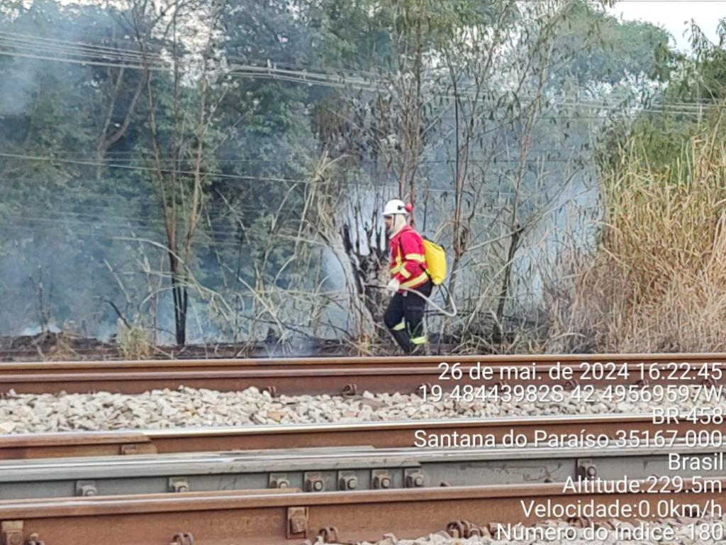 Incêndio também levou à interrupção o tráfego de trens na EFVM 