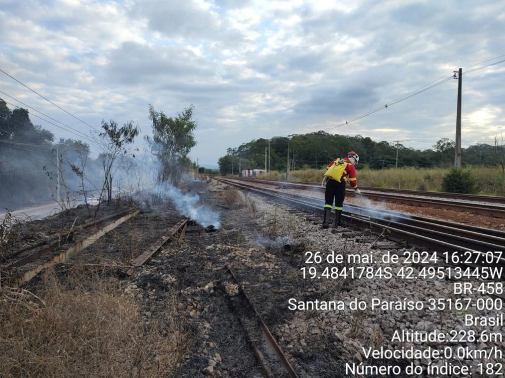 EFVM teve prejudicada a circulação de trens, por causa do fogo que atingiu o leito ferroviário 