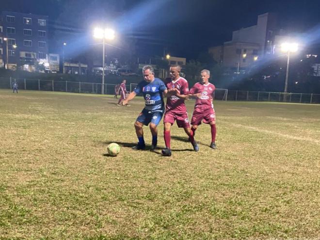 O jogo Vila Celeste x Iguaçu teve vários lances de muita disputa de bola no meio campo por esforçados jogadores, de lado a lado 