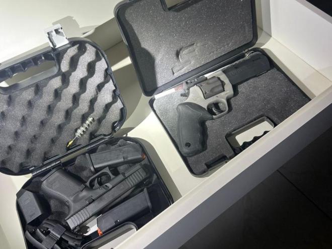 Foram apreendidas duas armas e três carregadores, todos adquiridos clandestinamente.